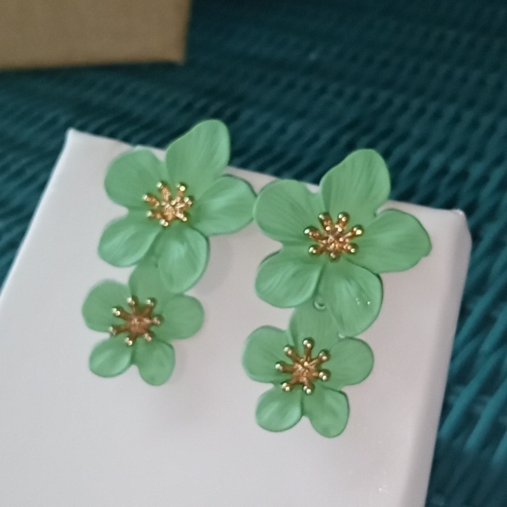 New Green Hawaiian Flower Earrings - Picture 4 of 5